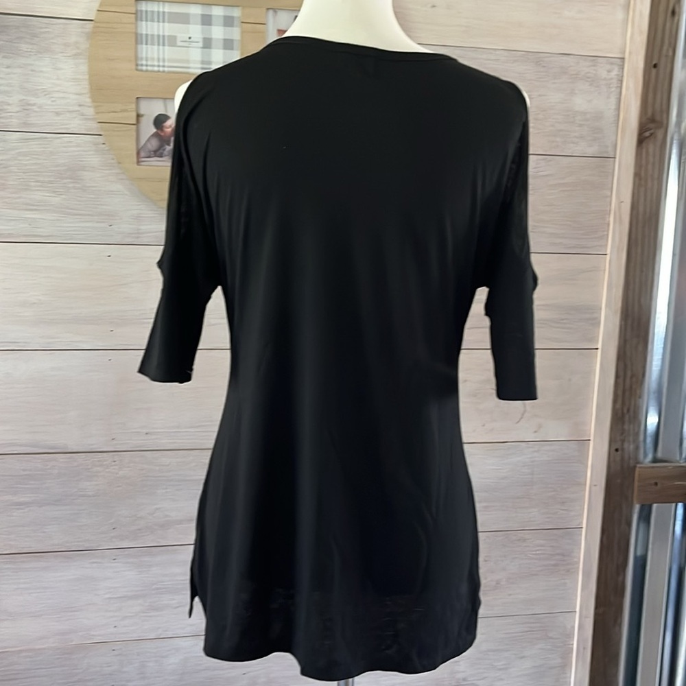 Love Tribe Black Cold Shoulder Top with Red Lips Graphic M - Picture 4 of 5